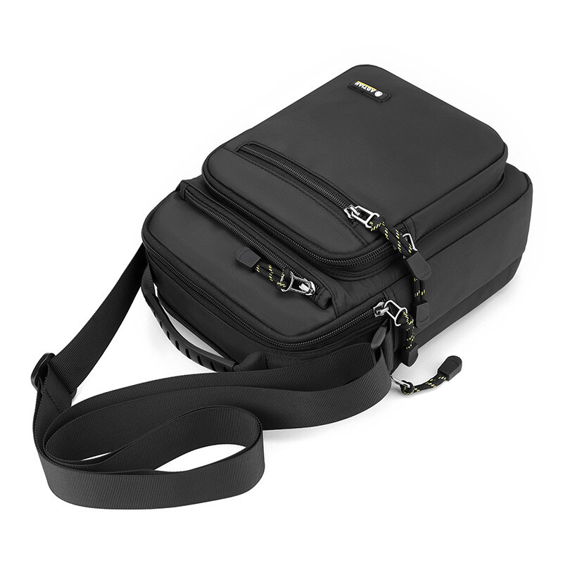 2024 új férfi válltáskák Crossbody táska többfunkciós férfi alkalmi kézitáskák kis férfi utazó táskák