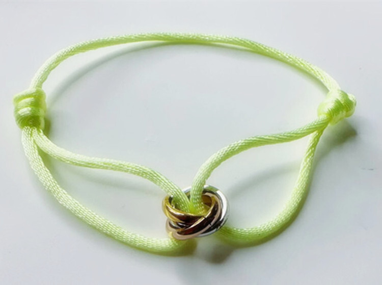 Határokon átnyúló legkelendőbb háromgyűrűs piros kötél karkötő pároknak, könnyű luxus résbe fonott karkötő, egyszerű férfi ékszerek