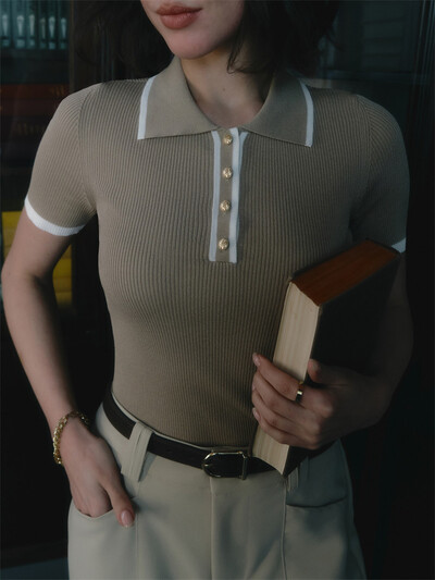 Tossy trikotāžas džemperis sieviešu džemperis ar īsām piedurknēm, raibs šaurs atloks, elegants kontrasts trikotāžas tops sievietēm, izdilis rievotais džemperis