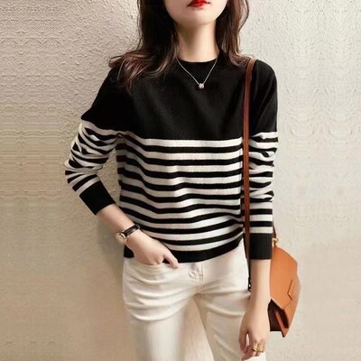 Rudens 2024 Jauns svītrains rudens un ziemas sieviešu trikotāžas džemperis ar apaļu kakla jaku apakšā. ērta sieviete