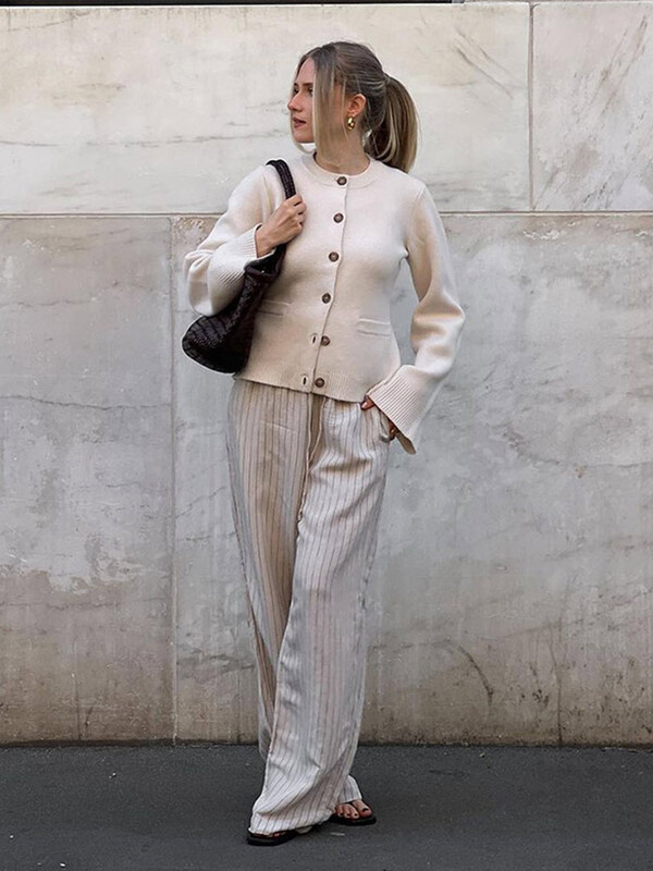 Ikdienas trikotāžas sieviešu jaka ar vienrindu, garām piedurknēm, šaurām, apaļām kakla daļām, masīva kabatas jaka, 2024. gada rudens sieviešu trikotāža