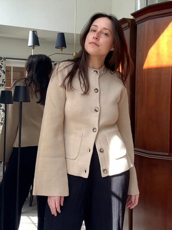 Ikdienas trikotāžas sieviešu jaka ar vienrindu, garām piedurknēm, šaurām, apaļām kakla daļām, masīva kabatas jaka, 2024. gada rudens sieviešu trikotāža