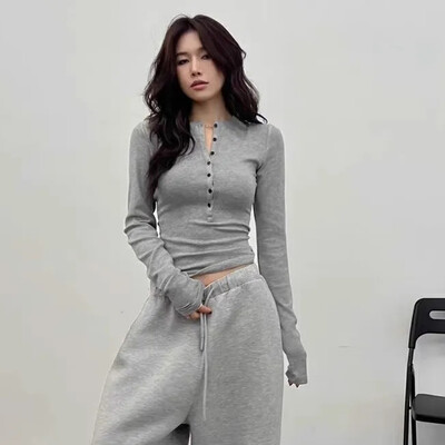 Pleteni pulover s dugmićima crvene boje vina Jesen Zima Ženski uski džemper dugih rukava 2024. Jednobojno osnovno pletivo