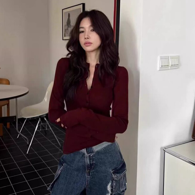 Pleteni pulover s dugmićima crvene boje vina Jesen Zima Ženski uski džemper dugih rukava 2024. Jednobojno osnovno pletivo