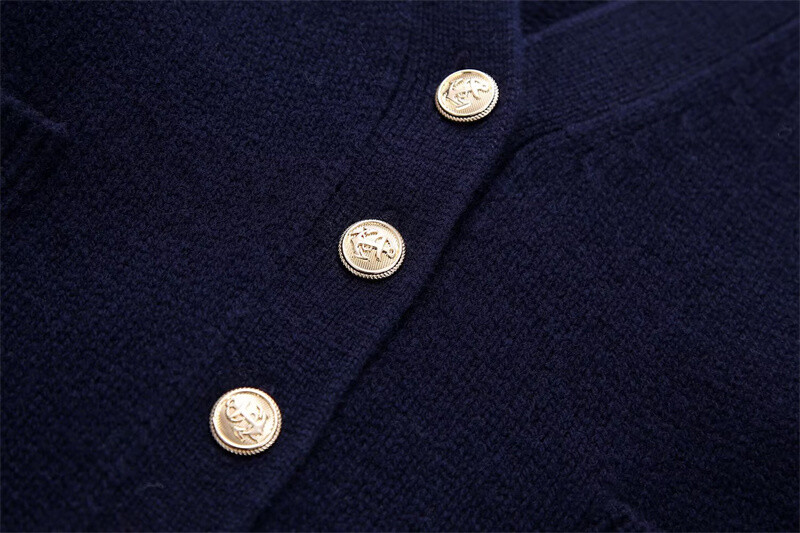 Sieviešu brīvs, tumši zils V kakla adīts jaciņš, 2023. gada rudens sieviešu vintage zelta pogas trikotāžas jakas, masīvs sieviešu trikotāža