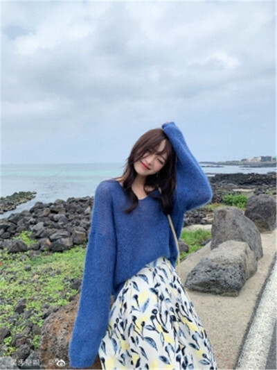 Jesenski ženski pleteni pulover Jednobojni moher pulover s V izrezom Slatki široki pleteni veste dugih rukava Džemperi na vuču Ženske majice