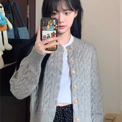 Sivi vintage pleteni kardigan Jesenski kratki kardigan s dugmadima s okruglim izrezom Jesenski kaputi od pletiva u korejskom elegantnom stilu