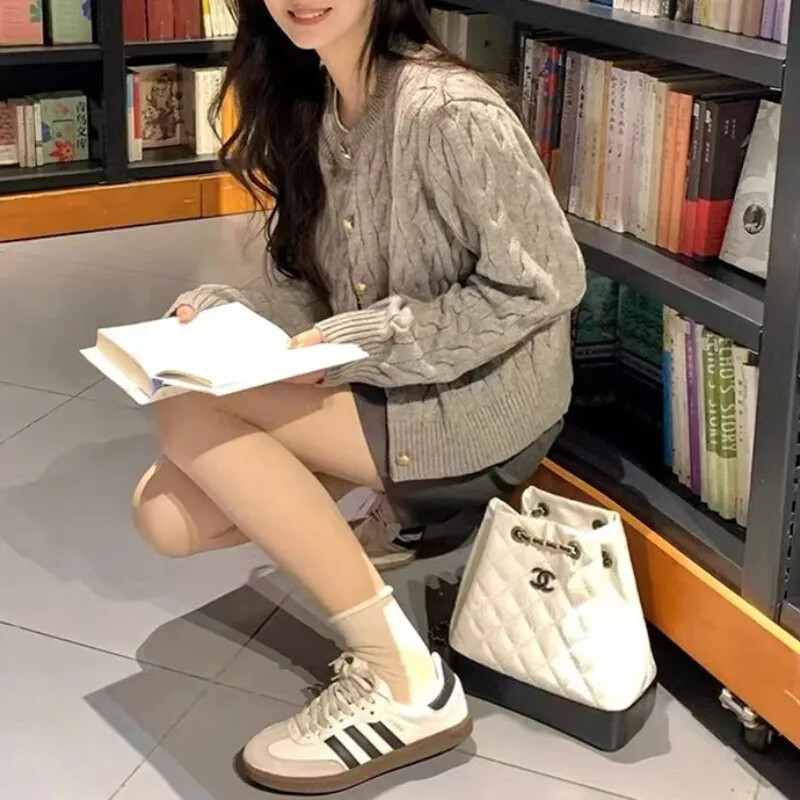 Sivi vintage pleteni kardigan Jesenski kratki kardigan s dugmadima s okruglim izrezom Jesenski kaputi od pletiva u korejskom elegantnom stilu