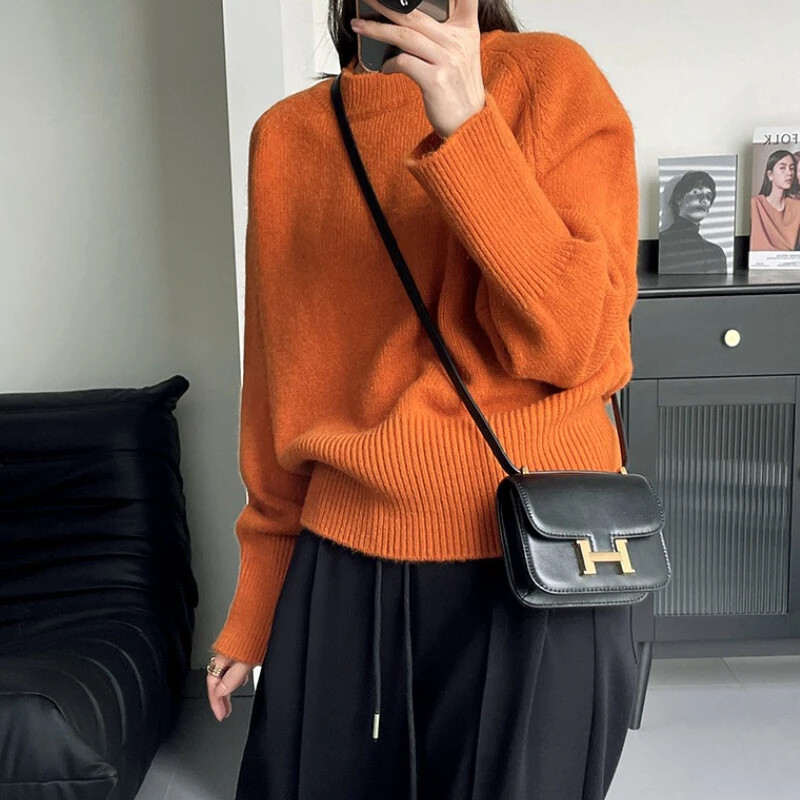 Vienkāršs, balts sieviešu džemperis, biezināts, silts 2024. gada rudens jauns džemperis ar O veida kakla izgriezumu, ikdienišķs daudzpusīgs, vienkrāsains trikotāžas džemperis