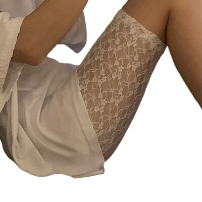 Sieviešu puķu mežģīnes ar dobām tīklveida šortiem, pamatīgi caurspīdīgas zeķbikses apakšā