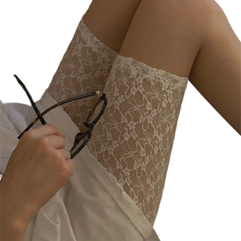 Sieviešu puķu mežģīnes ar dobām tīklveida šortiem, pamatīgi caurspīdīgas zeķbikses apakšā