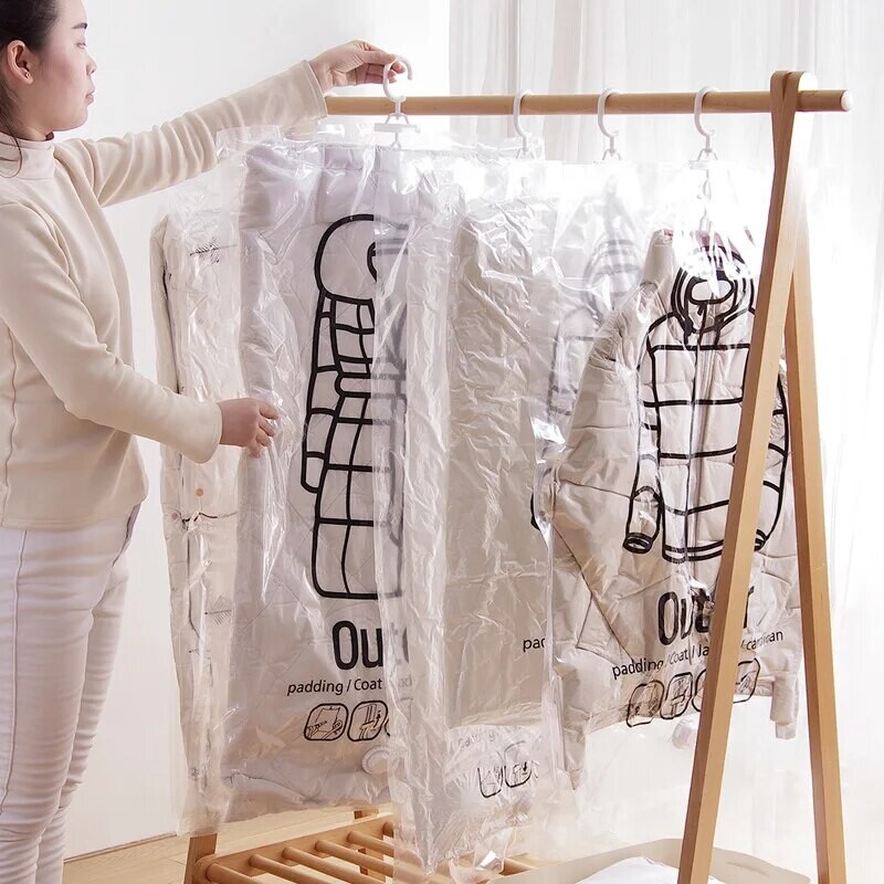 Piekaramie caurspīdīgi vakuuma uzglabāšanas maisiņi Saspiests drēbju skapis Uzglabāšanas organizatora soma apģērbam Mētelis dūnu jakas Putekļu aizsargs
