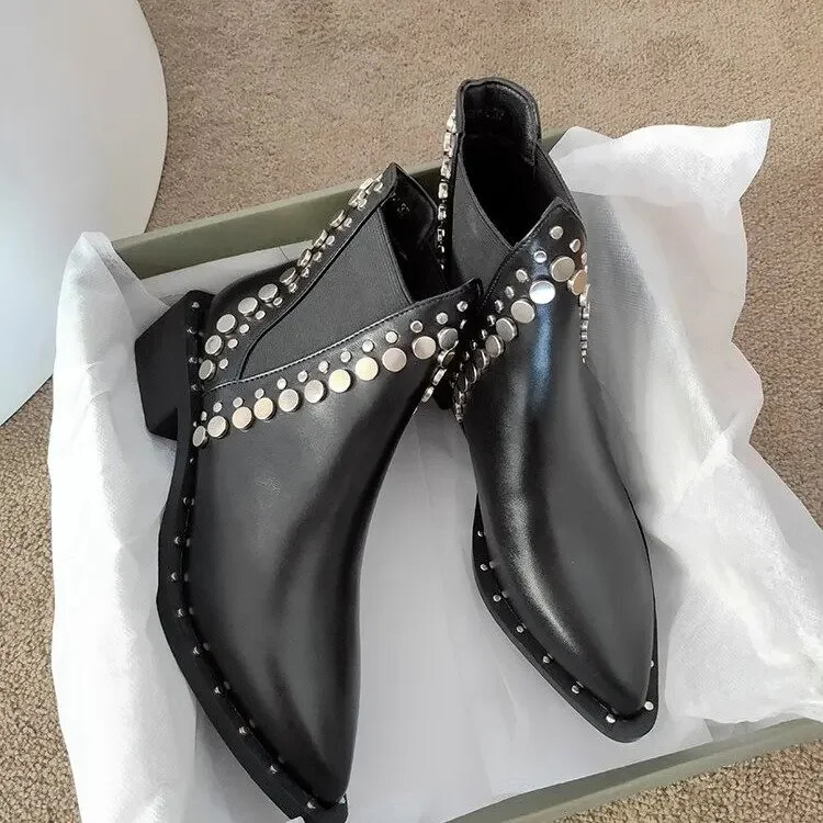 Europske i američke gležnjače s debelom petom za žene sa špicastim vrhovima Modne čizme od PU kože s zakovicama Plišane tople kratke čizme