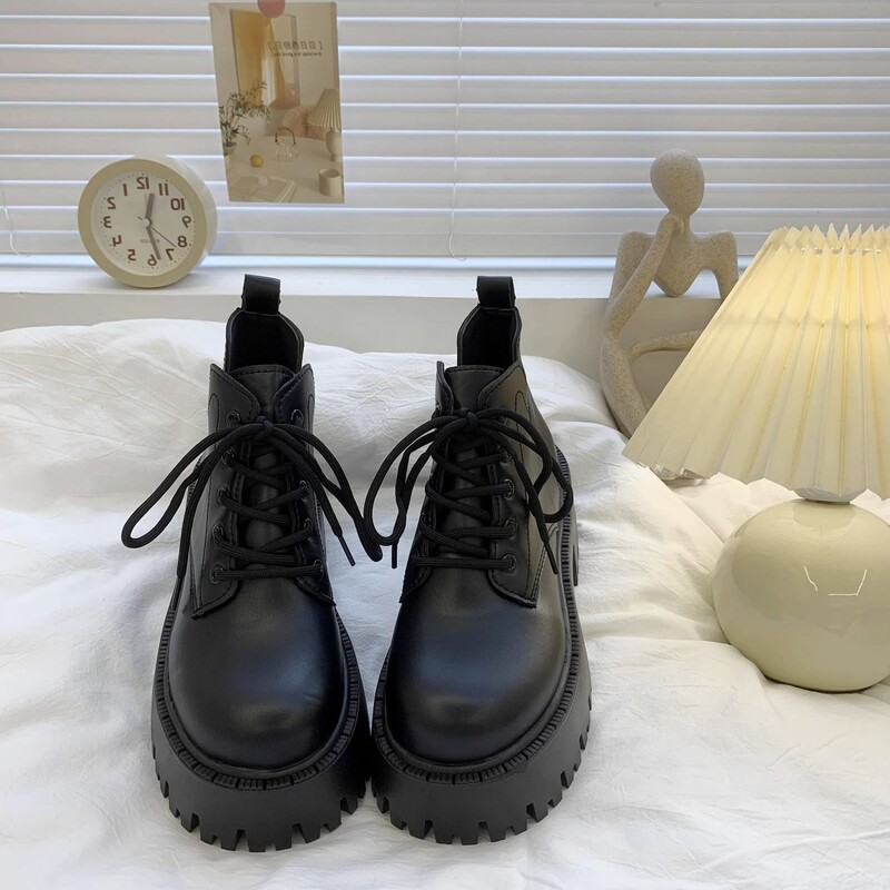 Zdepaste crne ležerne ženske gležnjače s platformom 2024. Nove dizajnerske jesen zimske čizme s platformom u britanskom stilu Cipele za žene