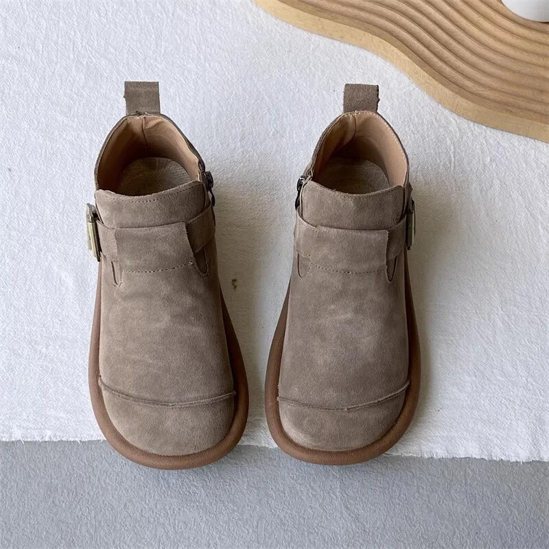 2024. gada jauna rudens/ziemas modes sieviešu plakani īsi zābaki, apaļi purngals, sānu rāvējslēdzēja sprādze, ikdienas savienojamie apavi