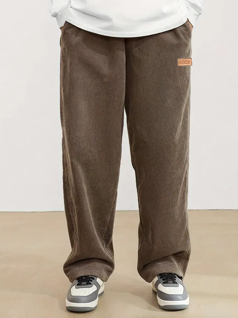 Ανδρικό κοτλέ casual παντελόνι φθινοπώρου και χειμώνα με δερμάτινη διακόσμηση ετικέτας, μονόχρωμες τσέπες, ίσιο παντελόνι κατάλληλο για