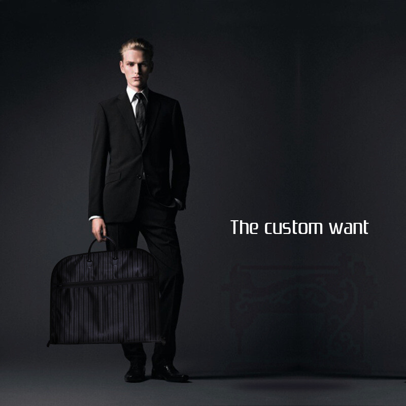 Augstākās kvalitātes biezināta uzvalka soma ceļošanai un uzglabāšanai ar rāvējslēdzēju un rokturiem. Uzvalki smokingi kleitas mēteļi aizsargā pret putekļiem