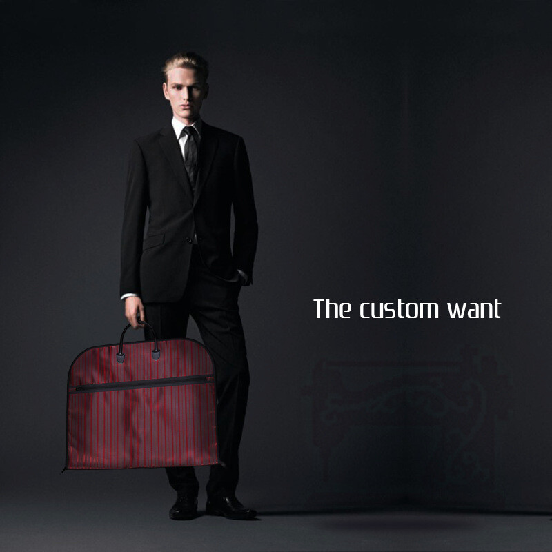 Augstākās kvalitātes biezināta uzvalka soma ceļošanai un uzglabāšanai ar rāvējslēdzēju un rokturiem. Uzvalki smokingi kleitas mēteļi aizsargā pret putekļiem