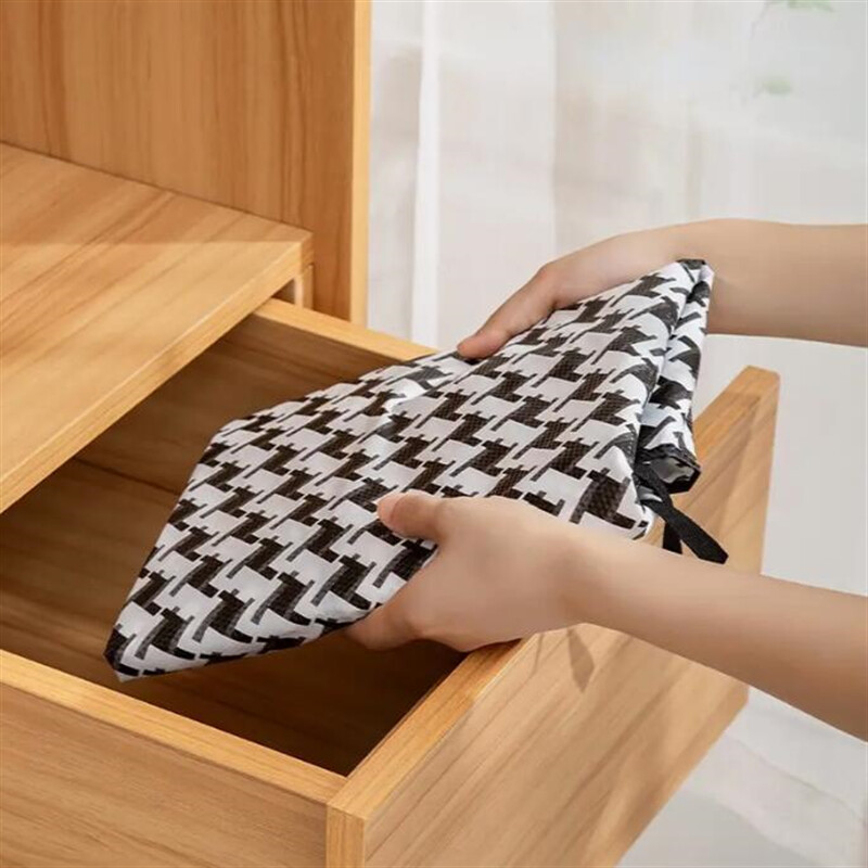 Apģērbs Putekļu pārsegs Garderobes skapis Piekarināms logs Putekļu pārsegs Apģērba pārvalks Audums Mājsaimniecības mētelis Drēbju pārvalks Piekarināms drēbju maisiņš