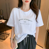 Vienbalti ar burtiem apdrukāti kokvilnas t-krekli grūtniecēm barošanai ar krūti. T-krekli grūtniecēm vasaras grūtniecības laikā