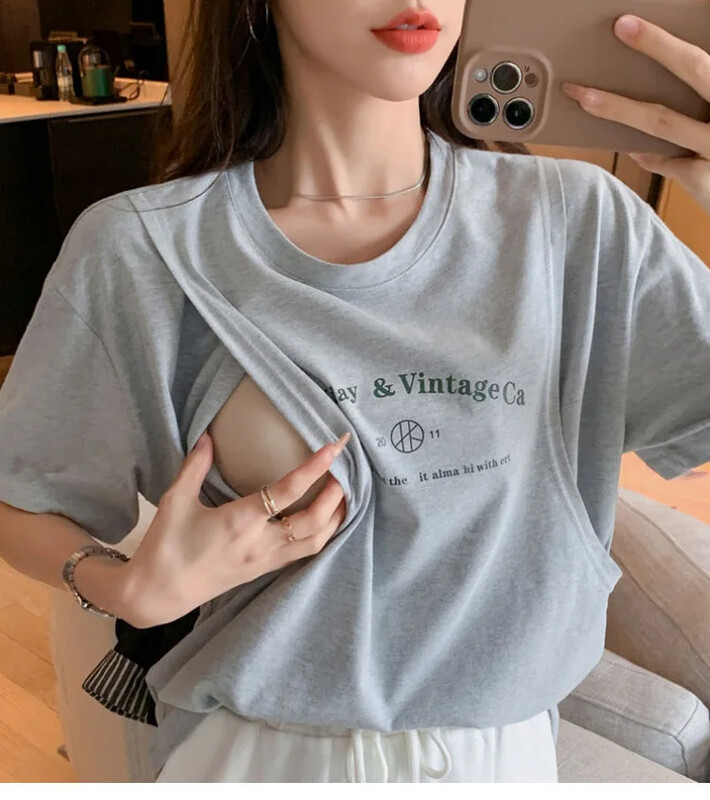 Vienbalti ar burtiem apdrukāti kokvilnas t-krekli grūtniecēm barošanai ar krūti. T-krekli grūtniecēm vasaras grūtniecības laikā