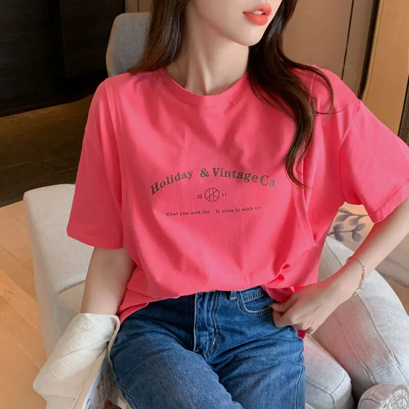 Vienbalti ar burtiem apdrukāti kokvilnas t-krekli grūtniecēm barošanai ar krūti. T-krekli grūtniecēm vasaras grūtniecības laikā