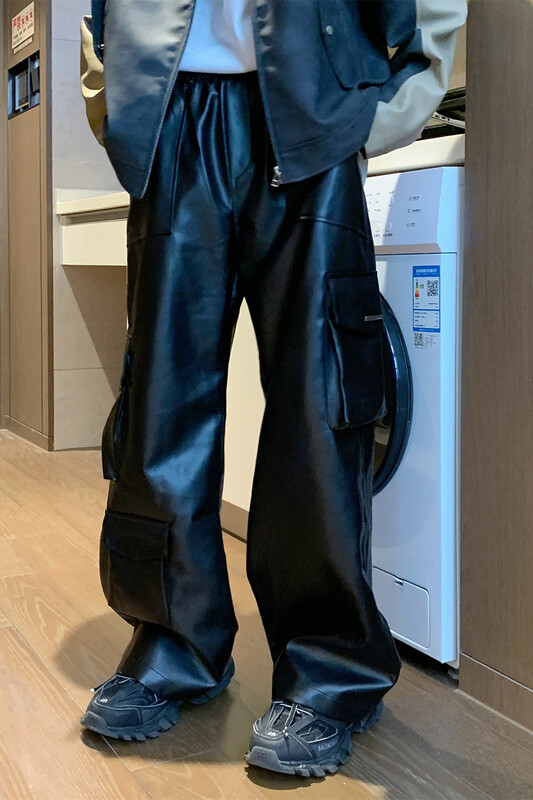 Vīriešu ādas motociklu bikses ar daudzām kabatām melnas PU bikses vīriešiem elastīgas jostasvietas bikses, kas piemērotas vēja necaurlaidībai