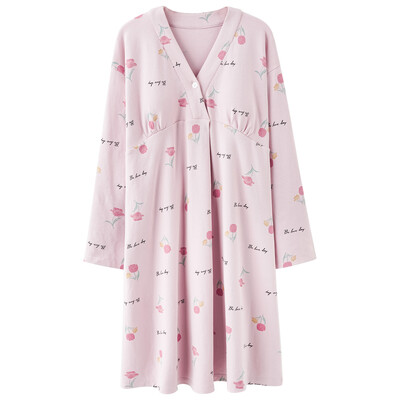 Rudens ilgomis rankovėmis pagimdžiusi moteris, maitinanti krūtimi, madingi naktiniai marškiniai V formos iškirpte, nėščiųjų slaugytojo suknelė Pijama Lactancia miegui