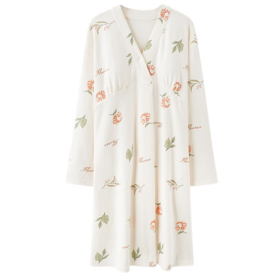 Rudens ilgomis rankovėmis pagimdžiusi moteris, maitinanti krūtimi, madingi naktiniai marškiniai V formos iškirpte, nėščiųjų slaugytojo suknelė Pijama Lactancia miegui