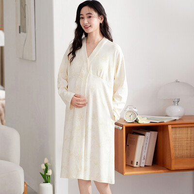 Rudens ilgomis rankovėmis pagimdžiusi moteris, maitinanti krūtimi, madingi naktiniai marškiniai V formos iškirpte, nėščiųjų slaugytojo suknelė Pijama Lactancia miegui