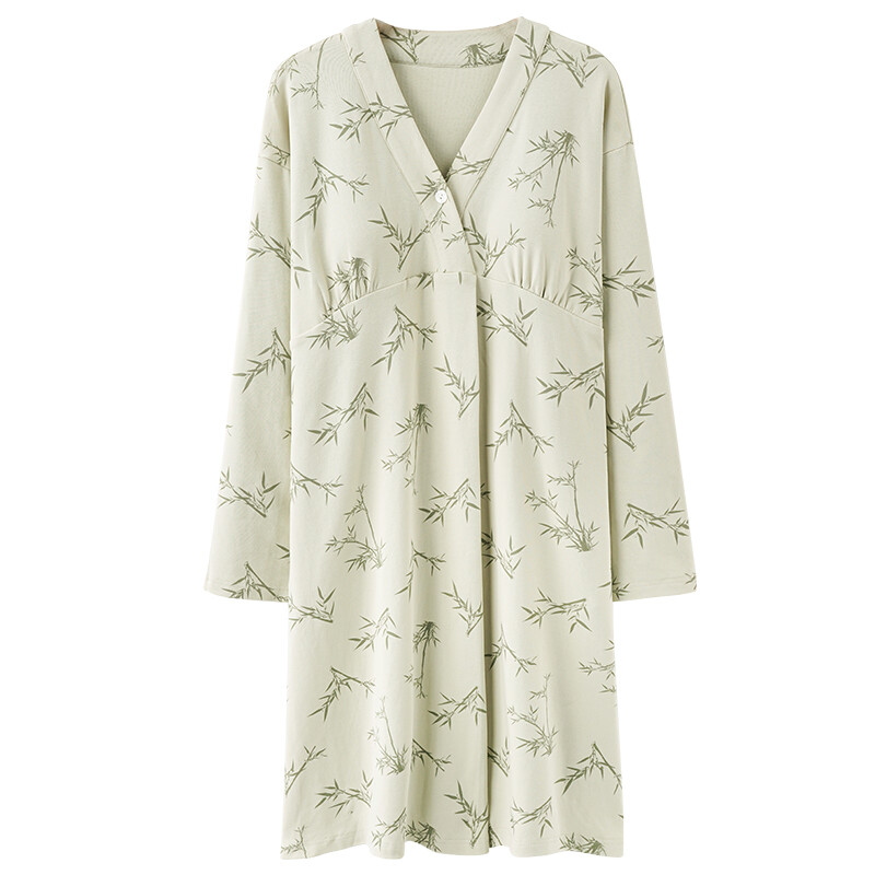 Rudens ilgomis rankovėmis pagimdžiusi moteris, maitinanti krūtimi, madingi naktiniai marškiniai V formos iškirpte, nėščiųjų slaugytojo suknelė Pijama Lactancia miegui