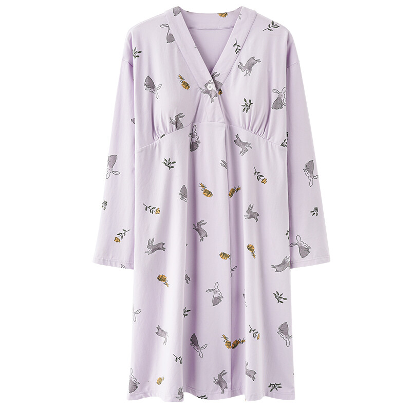 Rudens ilgomis rankovėmis pagimdžiusi moteris, maitinanti krūtimi, madingi naktiniai marškiniai V formos iškirpte, nėščiųjų slaugytojo suknelė Pijama Lactancia miegui