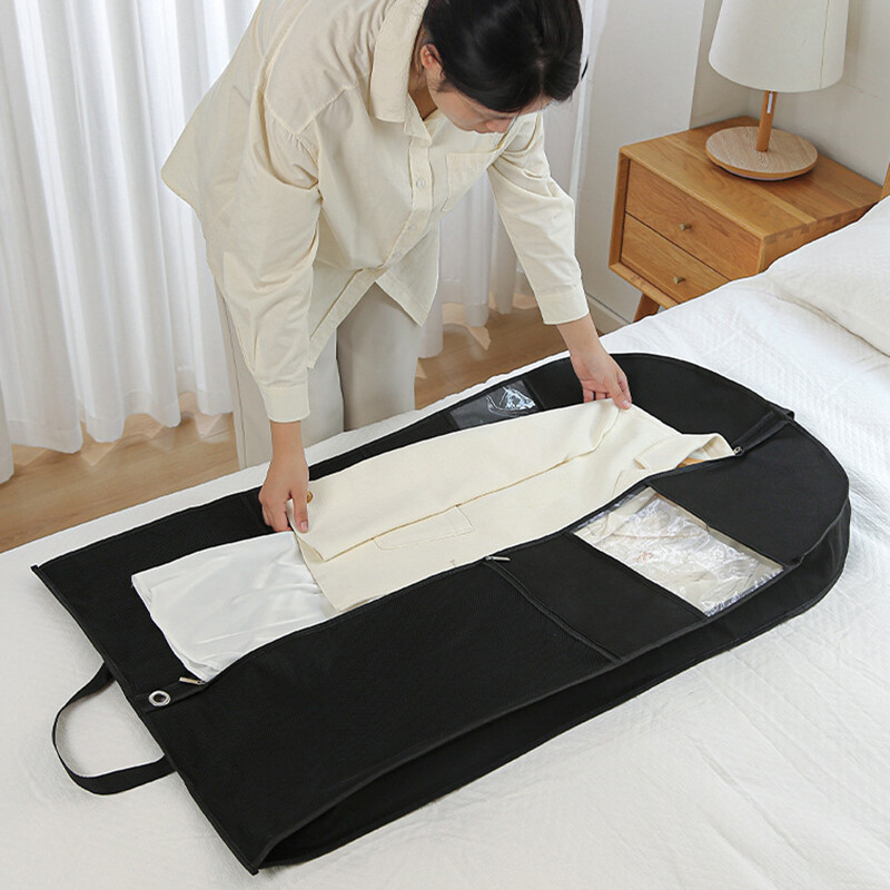 Kodumajapidamises kasutatav tolmukindel riiete kaitsekott, mis on täielikult suletud tõmblukuga, vastupidavast mittekootud riidest riiete hoiukott