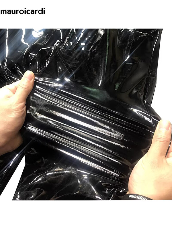 Mauroicardi Spring Skinny Sexy, spīdīgi atstarojošs, elastīgs melns lakādas bikses vīriešiem Y2K Streetwear Club ballīšu nakts apģērbs