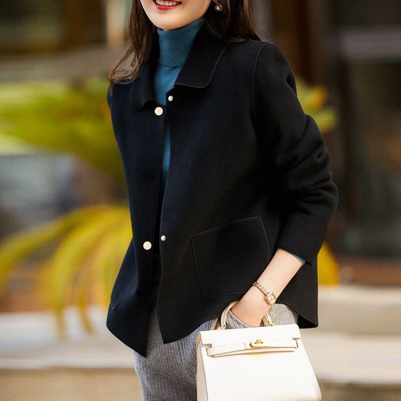 Rudens ziema Jaunas sieviešu vienkrāsainas leļļu apkakles pogu kabatas ikdienas mēteļi Modes vintage daudzpusīgi brīvi topi ar garām piedurknēm