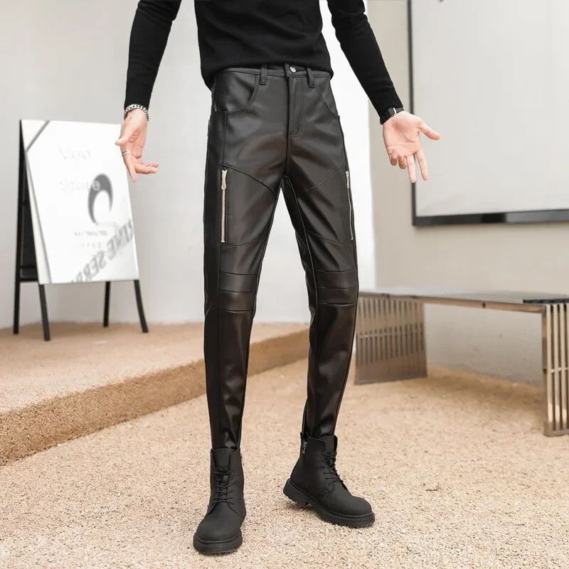 Vīriešu melnas matētas ādas plānas elastīgas zīmuļa bikses vīriešu PU motociklu bikses elegants sānu rāvējslēdzējs ar kabatas biksēm pielāgotas