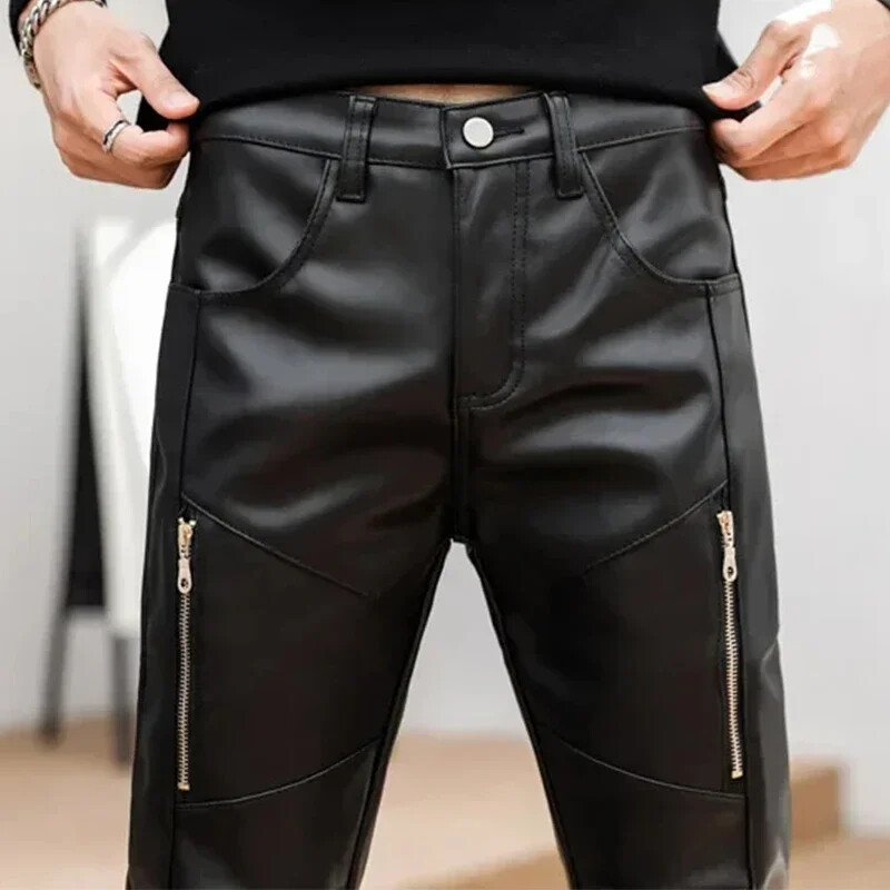Vīriešu melnas matētas ādas plānas elastīgas zīmuļa bikses vīriešu PU motociklu bikses elegants sānu rāvējslēdzējs ar kabatas biksēm pielāgotas