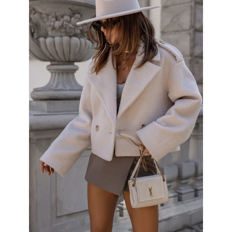 Šarmantan ovratnik britanskog odijela s jednobojnom vunenom ženskom jaknom zimi odiše modernim ugođajem