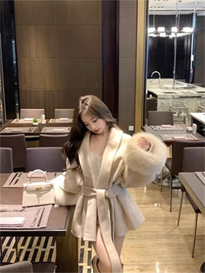 Pelēkas kaklasaites jostasvietas kolekcijas vilnas mētelis sievietēm rudens un ziemas 2024. gada jauns ar garām piedurknēm brīvs augstas klases apmetņa mētelis vidēja garuma augšpusē