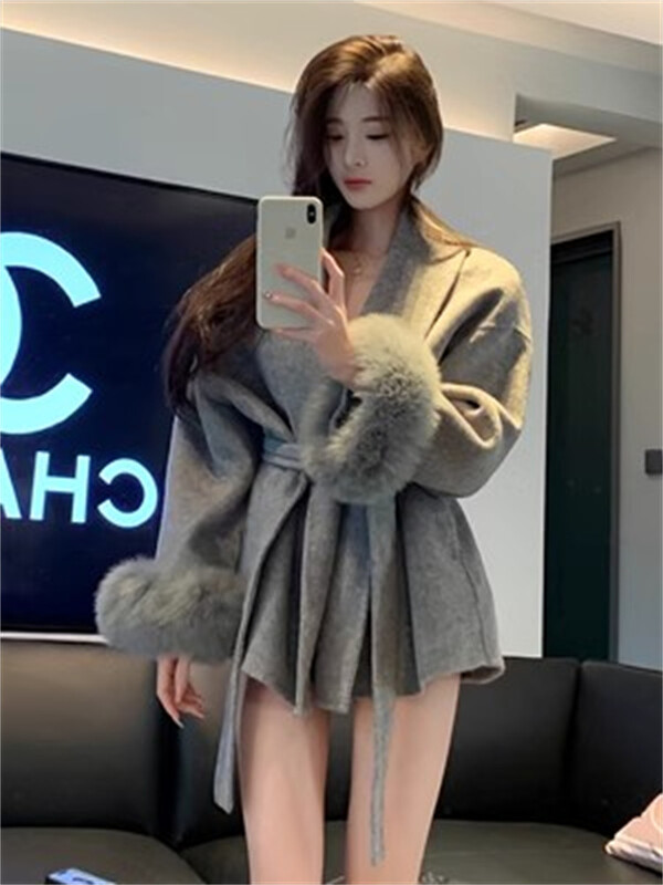 Pelēkas kaklasaites jostasvietas kolekcijas vilnas mētelis sievietēm rudens un ziemas 2024. gada jauns ar garām piedurknēm brīvs augstas klases apmetņa mētelis vidēja garuma augšpusē