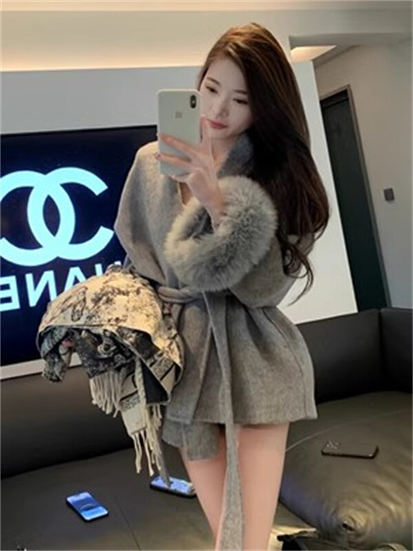 Pelēkas kaklasaites jostasvietas kolekcijas vilnas mētelis sievietēm rudens un ziemas 2024. gada jauns ar garām piedurknēm brīvs augstas klases apmetņa mētelis vidēja garuma augšpusē