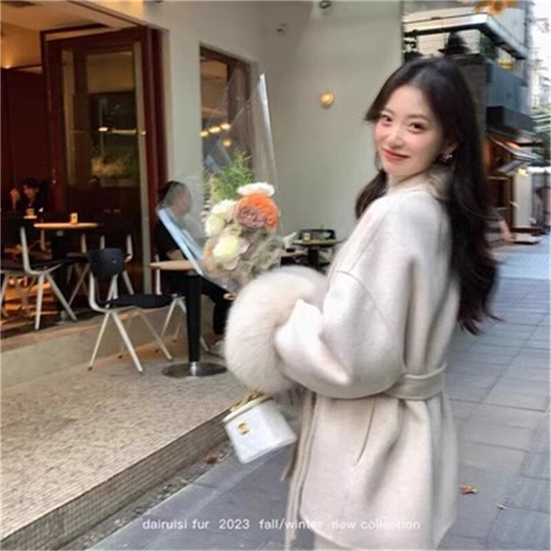 Pelēkas kaklasaites jostasvietas kolekcijas vilnas mētelis sievietēm rudens un ziemas 2024. gada jauns ar garām piedurknēm brīvs augstas klases apmetņa mētelis vidēja garuma augšpusē