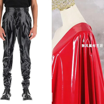 Pantaloni punk din latex artificial pentru bărbați Pantaloni Harlan plisați din piele lacuită strălucitoare Pantaloni elastici din PU cu talie înaltă pentru bărbați, îmbrăcăminte de stradă personalizată