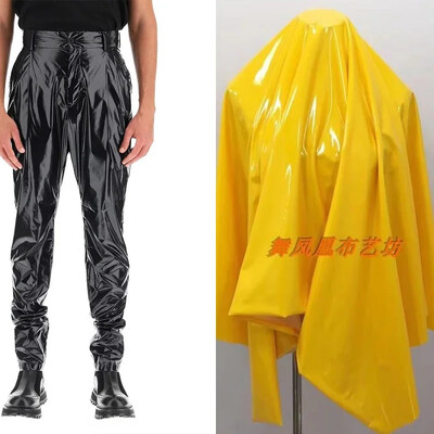 Pantaloni punk din latex artificial pentru bărbați Pantaloni Harlan plisați din piele lacuită strălucitoare Pantaloni elastici din PU cu talie înaltă pentru bărbați, îmbrăcăminte de stradă personalizată