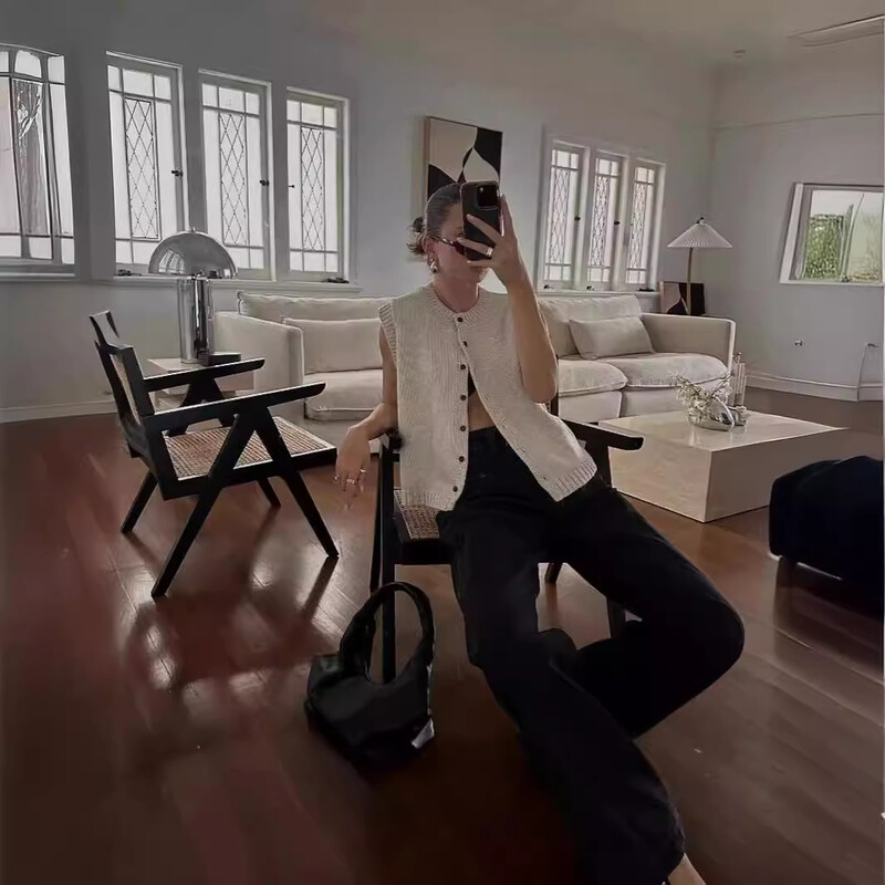 Vasaras trikotāžas jakas sievietēm Eleganti modes pogas topi bez piedurknēm Solid Basic brīvas brīvdienu vestes 2024. gada pelēkā krāsā