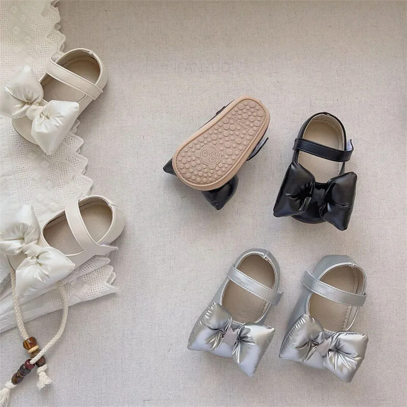 2024. gada pavasaris, rudens korejiešu mīkstās zoles ādas loki pastaigu apavi iekštelpām, āra, neslīdoši mazuļu apavi Jauki meiteņu, bērnu pirmie staigātāji