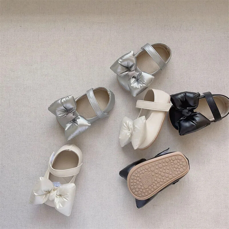 2024. gada pavasaris, rudens korejiešu mīkstās zoles ādas loki pastaigu apavi iekštelpām, āra, neslīdoši mazuļu apavi Jauki meiteņu, bērnu pirmie staigātāji