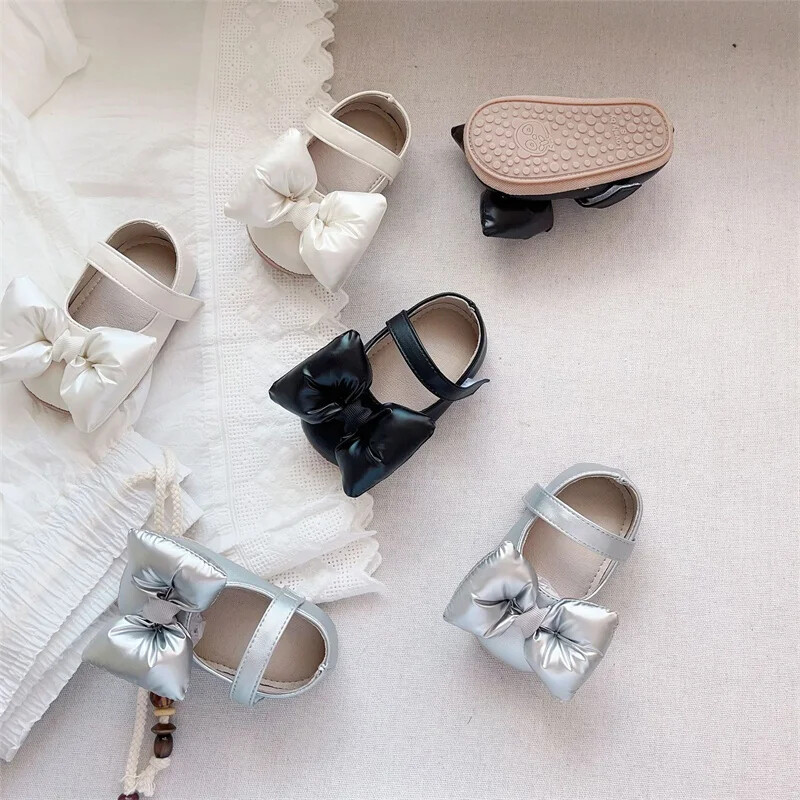 2024. gada pavasaris, rudens korejiešu mīkstās zoles ādas loki pastaigu apavi iekštelpām, āra, neslīdoši mazuļu apavi Jauki meiteņu, bērnu pirmie staigātāji