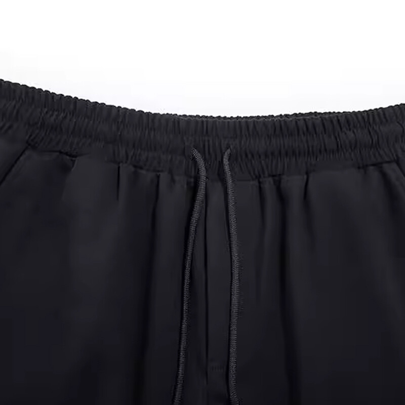 Veliki, široki muški kombinezoni dodaju dodatnu težinu kako bi trenirka bila udobnija i vezala se uz ležerne hlače