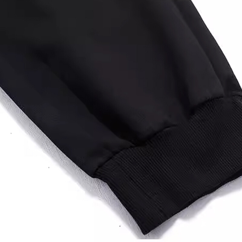 Veliki, široki muški kombinezoni dodaju dodatnu težinu kako bi trenirka bila udobnija i vezala se uz ležerne hlače